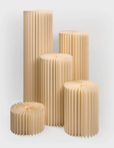 Set de 5 expositores cilíndricos de papel kraft natural en diferentes alturas, diseño plegable para decoración