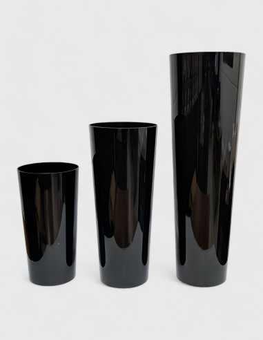 Florero cilíndrico negro de plástico liso con base ancha, ideal para arreglos florales y decoración