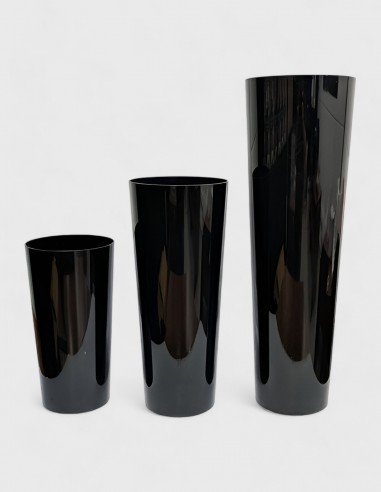 Florero cilíndrico negro de plástico liso con base ancha, ideal para arreglos florales y decoración