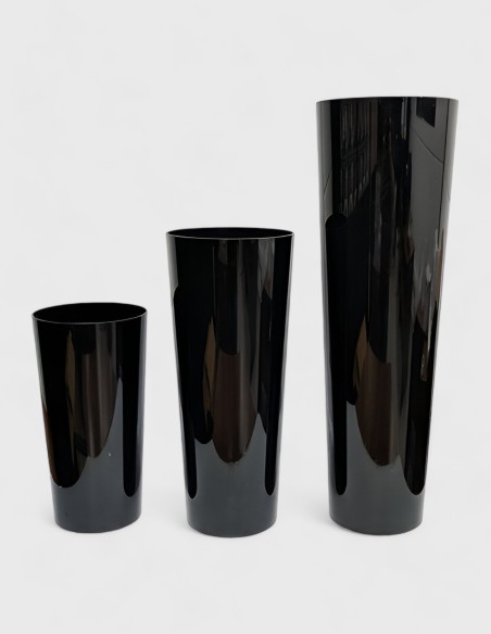Florero cilíndrico negro de plástico liso con base ancha, ideal para arreglos florales y decoración