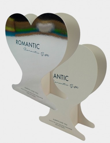 Florero de cartón beige en forma de corazón con texto 'ROMANTIC' y base estable para decoraciones temáticas románticas