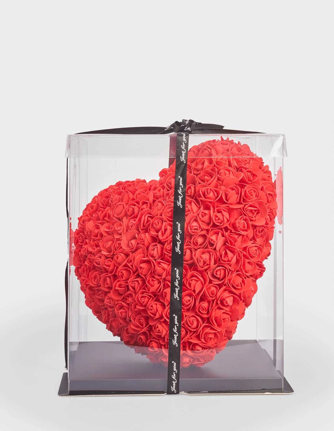 Corazón en escultura de 200 rosas blancas contorno rojo caja blanca